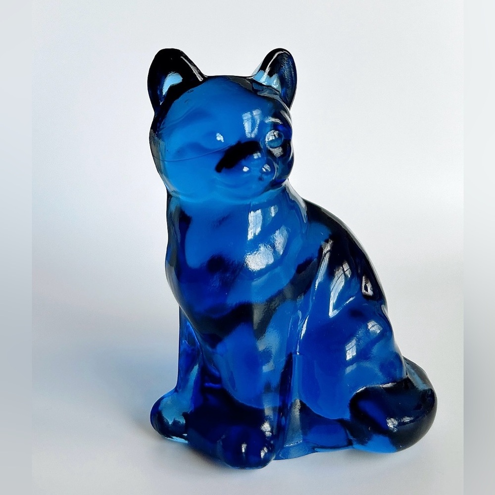 Fenton blue glass sitting cat